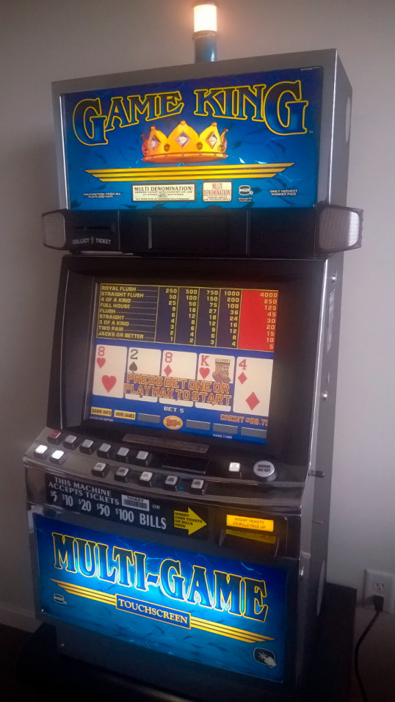 Starý video pokerový automat.